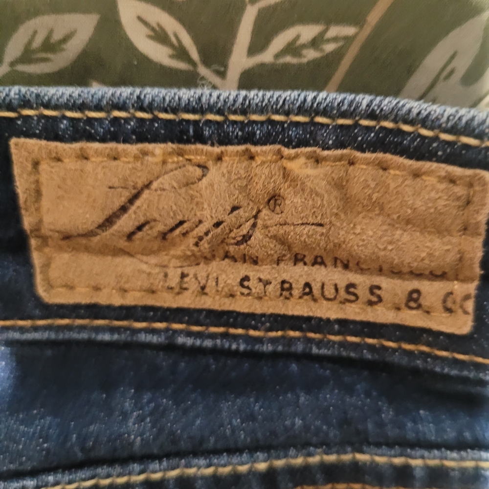 Women's Levi's Demi Curve Boot Cut Jeans In A Medium Wash. Size 10.